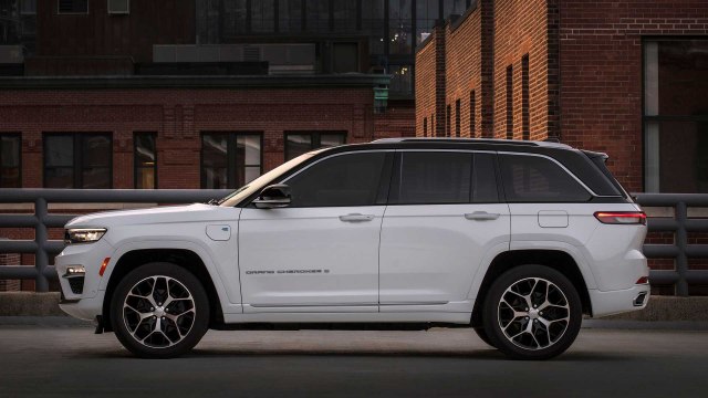 2022 Jeep Grand Cherokee hybrid suv side view