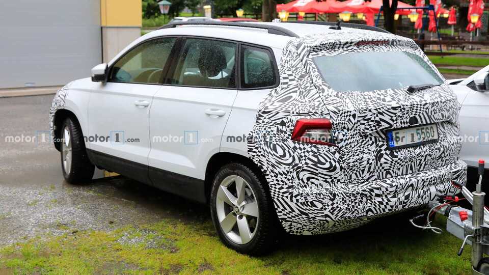 2022 skoda karoq suv rear side view-spy-photo