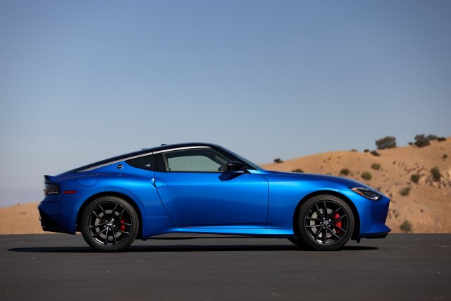 2023-Nissan-Z-side-view blue car