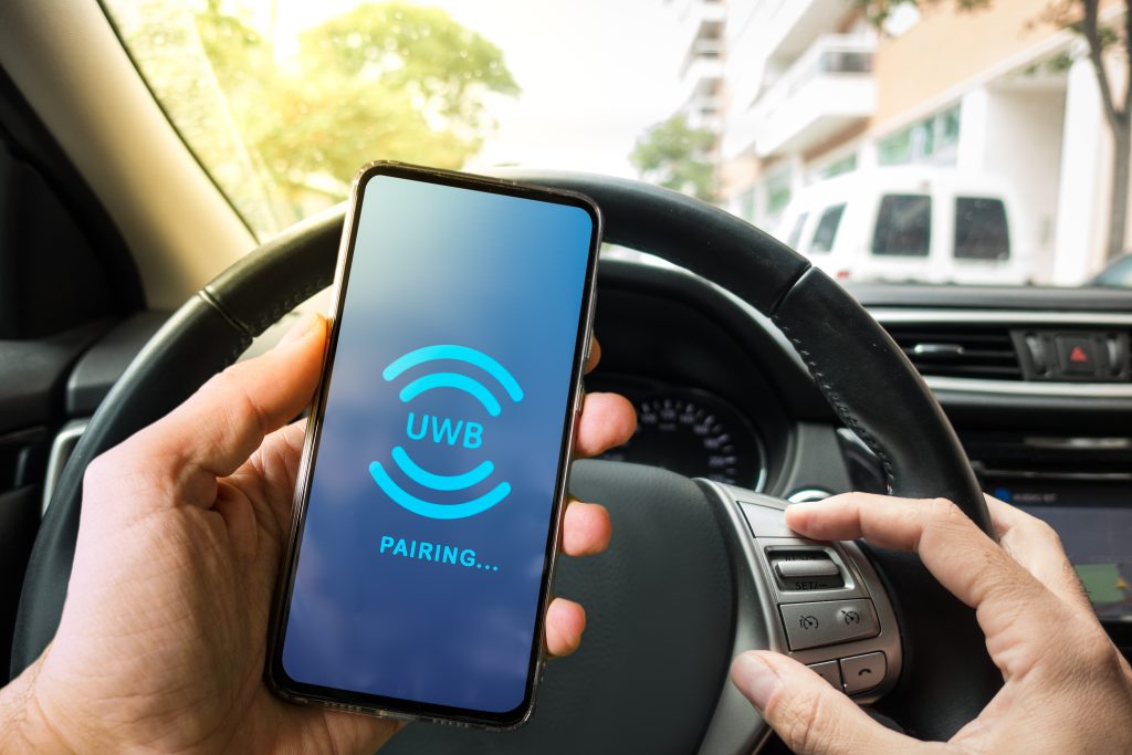 How to connect a cell phone to a car radio How to connect a cell phone to a car radio