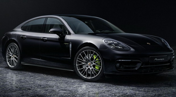 Porsche Panamera Platinum Edition New 2022 Porsche Panamera Platinum Edition side front view