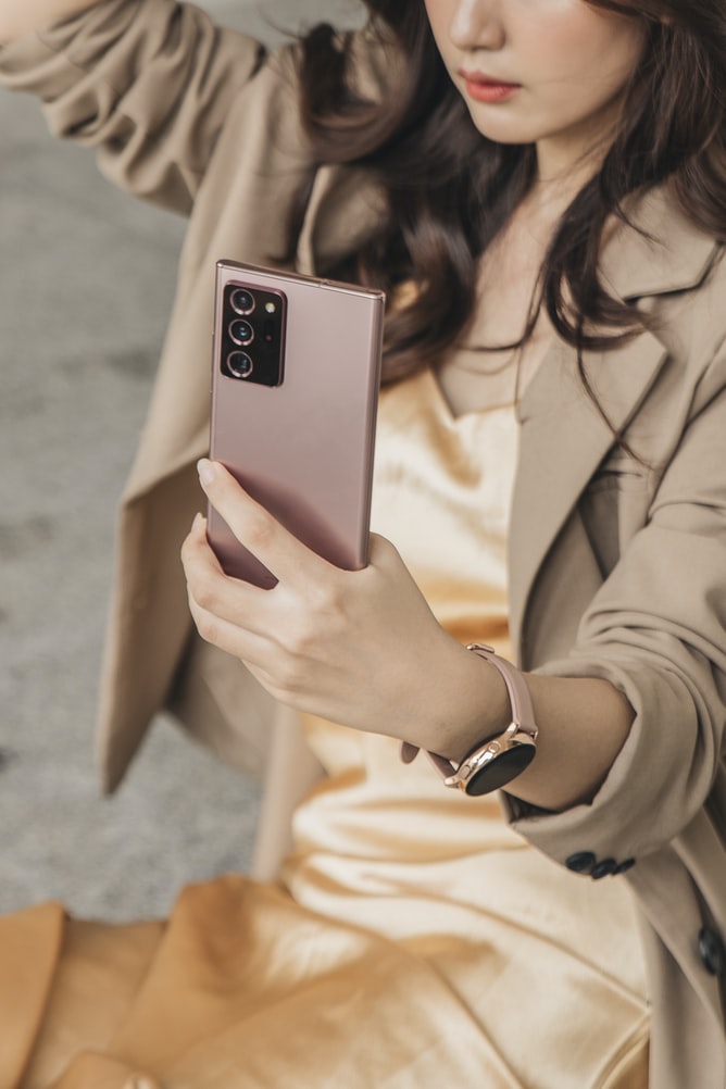 a girl is holding Samsung Galaxy Note 20 Ultra