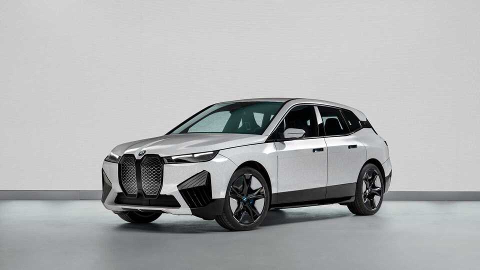 bmw ix color change white front side view